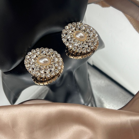 Vintage-Inspired Pearl & Crystal Clip-On Earrings - Picture 5 of 9